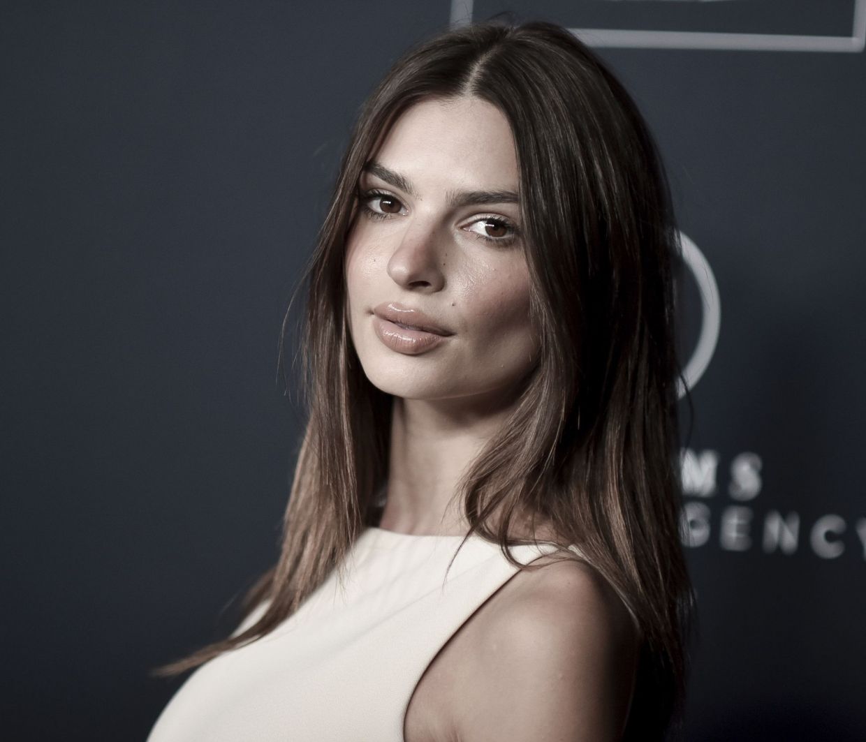 Η Emily Ratajkowski φόρεσε το κοστούμι με τον πιο κομψό & άνετο τρόπο