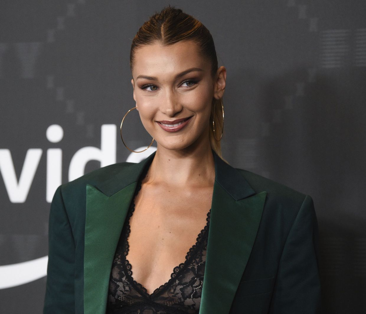 Η Bella Hadid δημιούργησε το πιο χαρακτηριστικό outfit των 90s