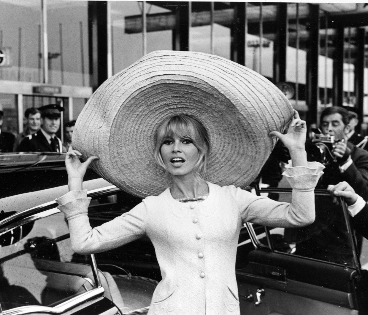 O Roger Vivier επανασχεδιάζει τις θρυλικές μπότες της Brigitte Bardot