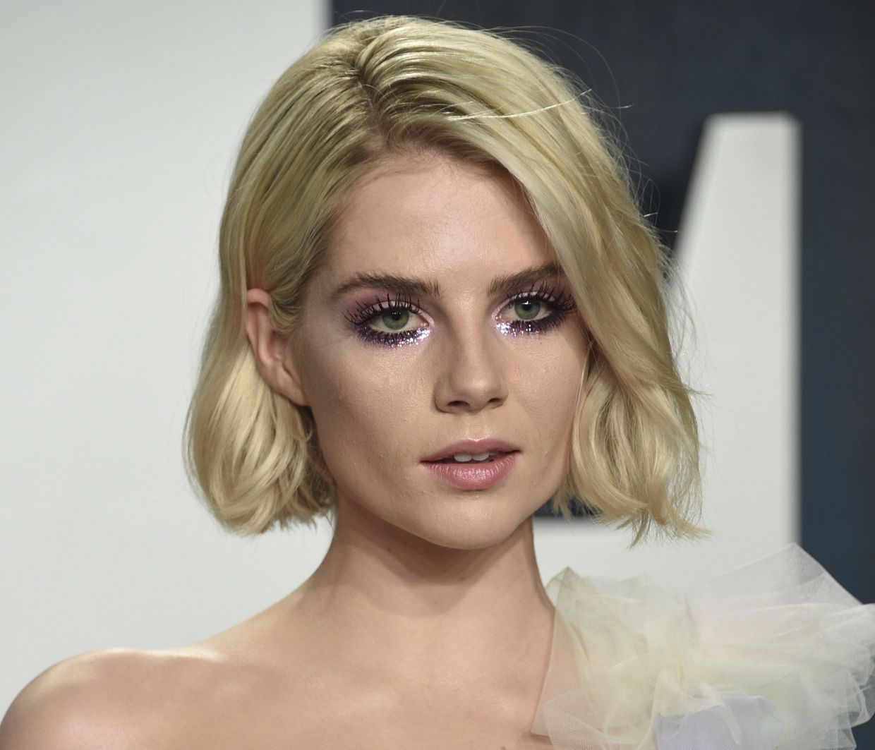 10 make up looks της Lucy Boynton που θα κάναμε αν πηγαίναμε σε ρεβεγιόν Χριστουγέννων