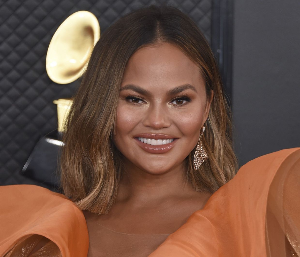Η Chrissy Teigen μεταμορφώθηκε σε Rachel με το νέο κούρεμά της