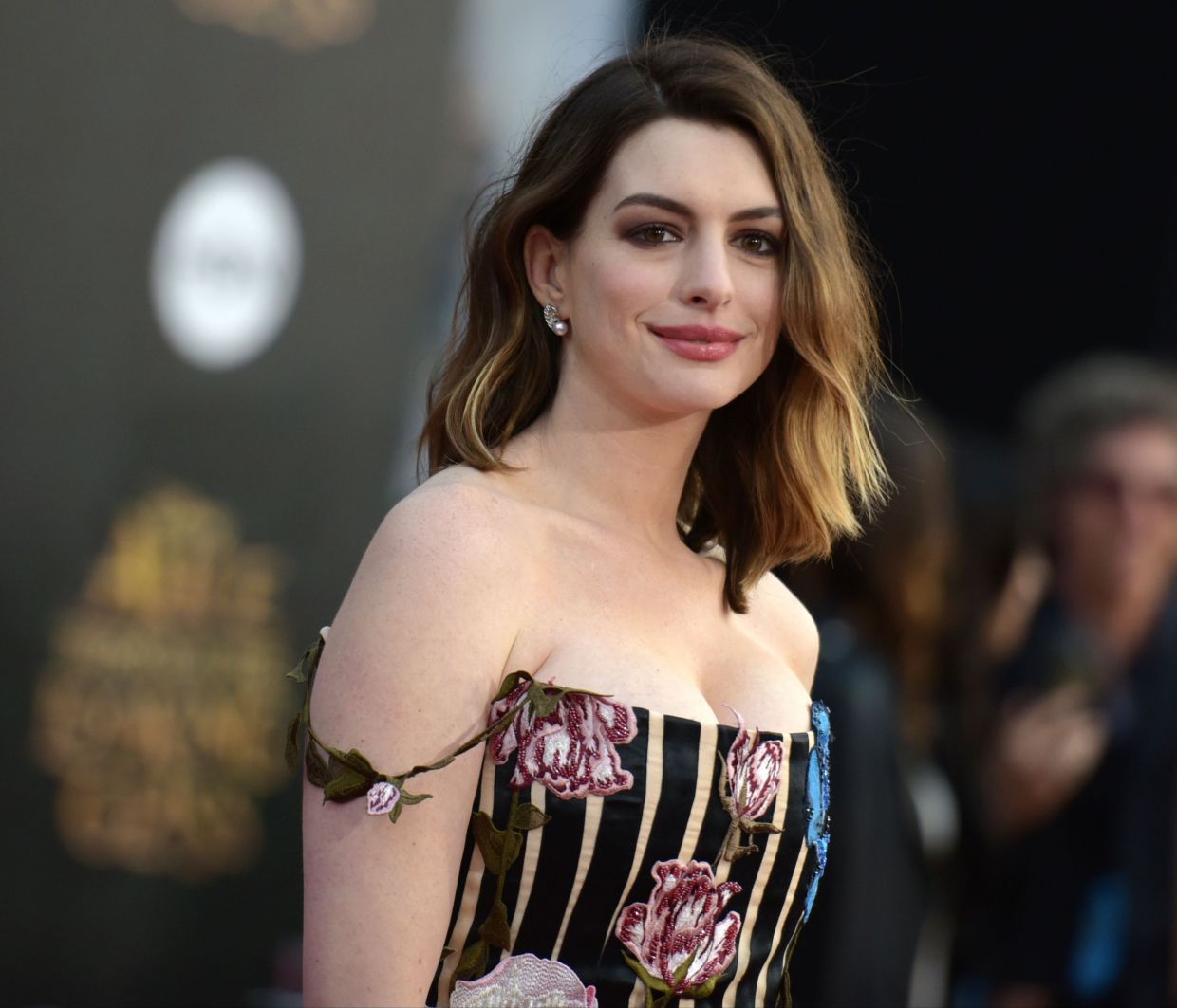 Η Anne Hathaway ποζάρει σαν σταρ του παλιού Hollywood στο «green carpet»