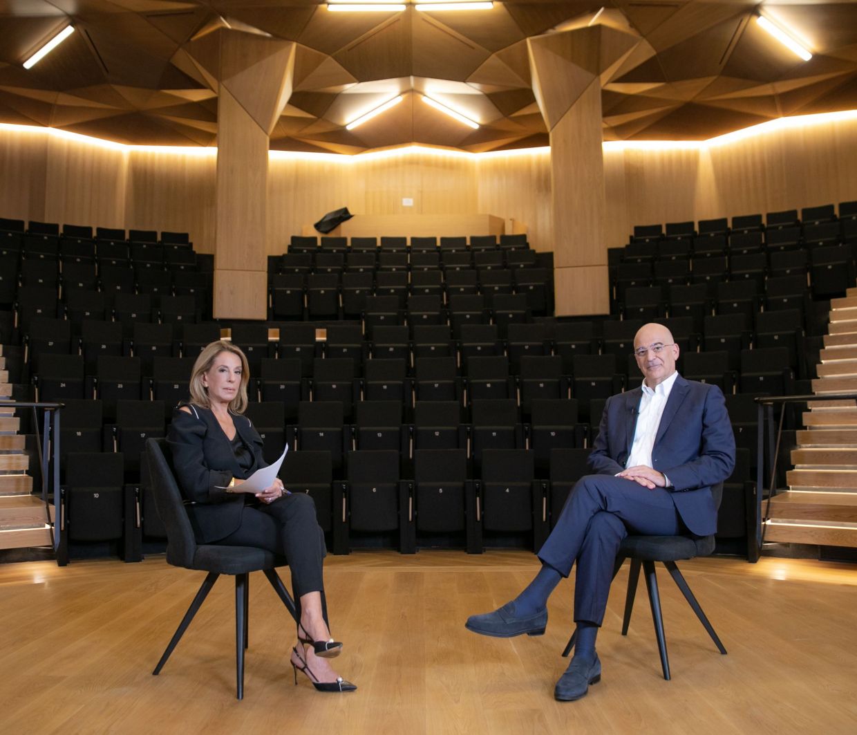 Η Όλγα Τρέμη με συγκλονιστικό μαύρο blazer με cutout μανίκια στο Meeting Point με τον Νίκο Δένδια