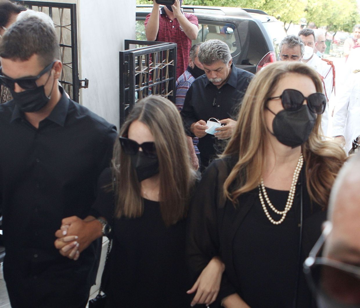 Το τελευταίο αντίο στον Βοσκόπουλο: Ραγίζει καρδιές η κόρη του, Μαρία, και η Άντζελα Γκερέκου