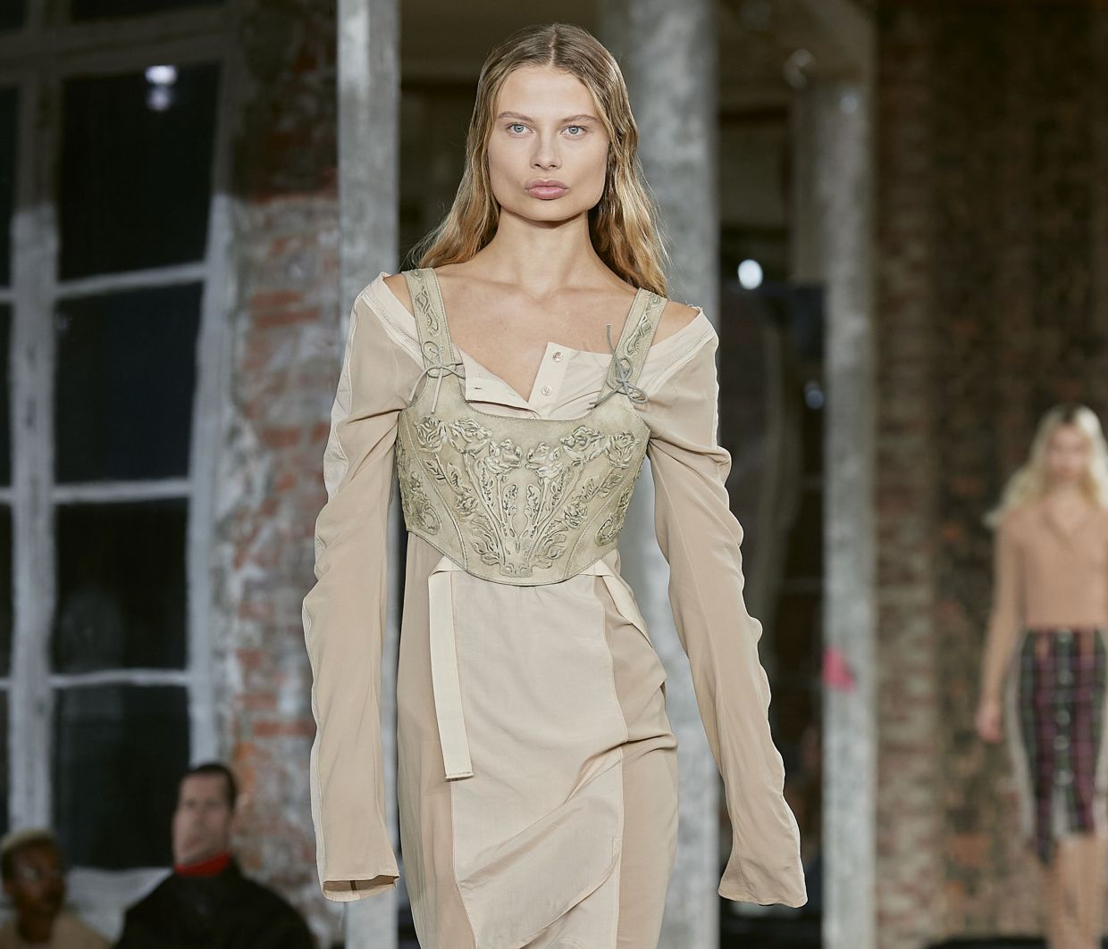 PFW: Το brand Acne Studios προωθεί τους κορσέδες και τα ανατρεπτικά basics με την SS22 συλλογή του