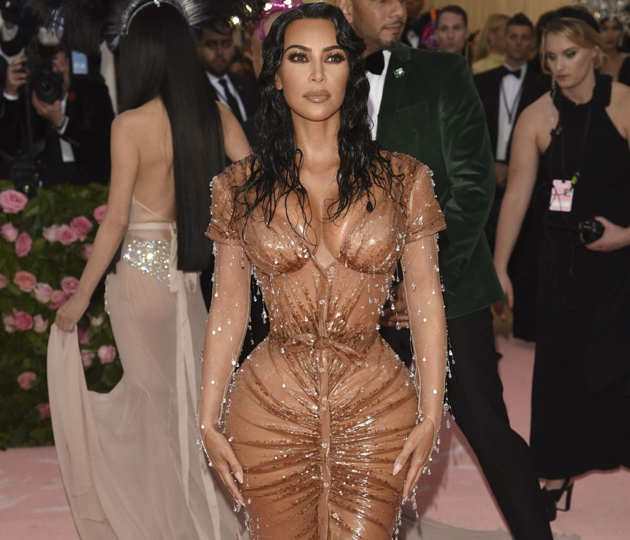 Πώς η Kim Kardashian εξελίχθηκε από βοηθός της Paris Hilton σε σταρ που ορίζει τις τάσεις της μόδας