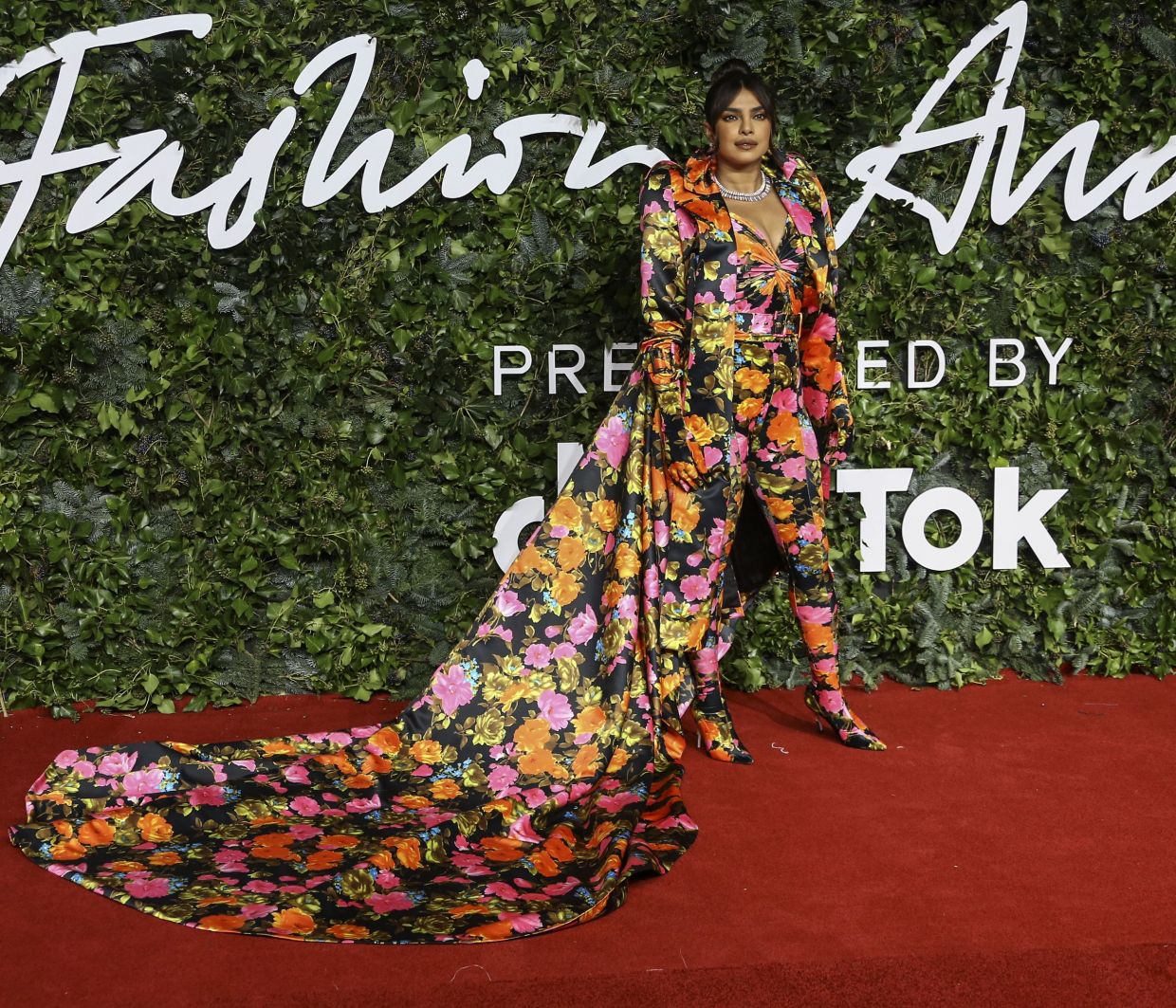 Fashion Awards 2021: Aπό την Priyanka Chopra μέχρι την Dua Lipa, δες όλες τις λαμπερές παρουσίες