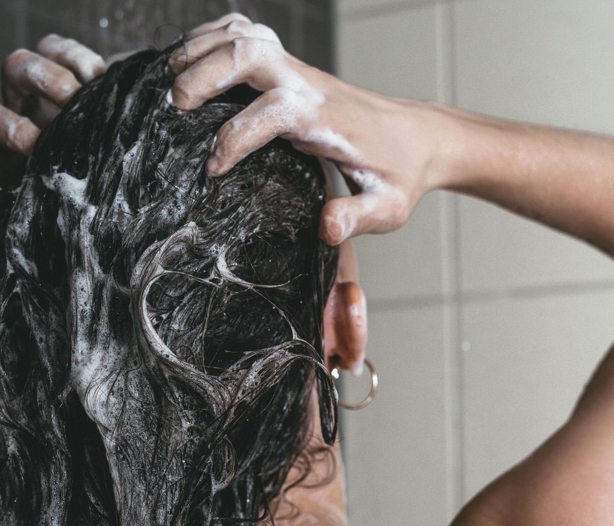 Conditioner ή μάσκα; Ο σωστός τρόπος να κάνεις layering στα προϊόντα για τα μαλλιά σου