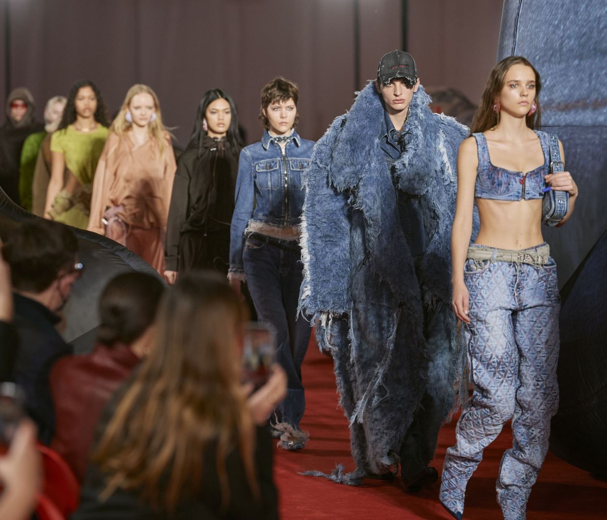 Denim bigger than life: Το show της Diesel έκλεισε το μάτι στο μέλλον του πιο δημοφιλούς υφάσματος