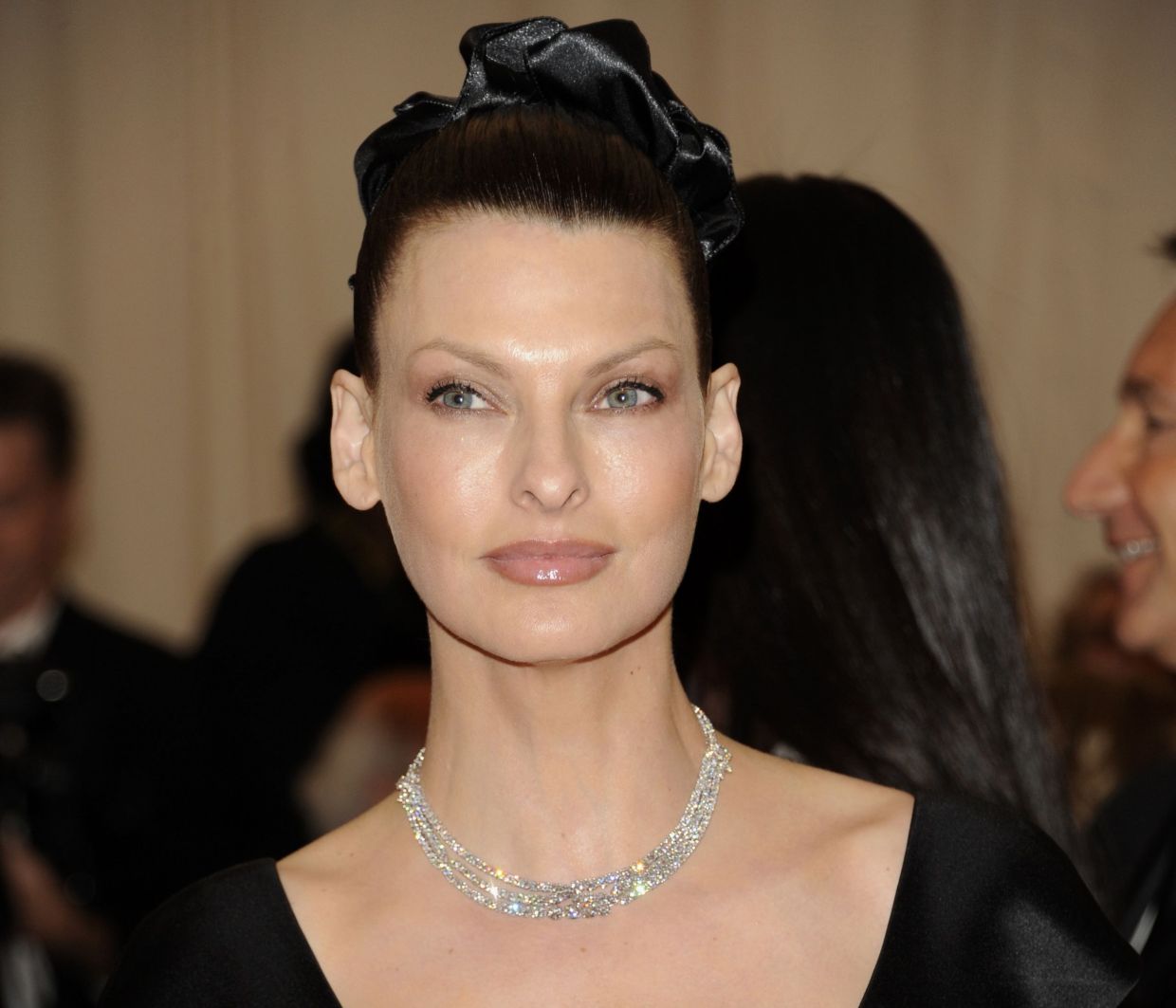 Η Linda Evangelista αποκαλύπτει το πραγματικό της πρόσωπο μετά την αποτυχημένη αισθητική επέμβαση