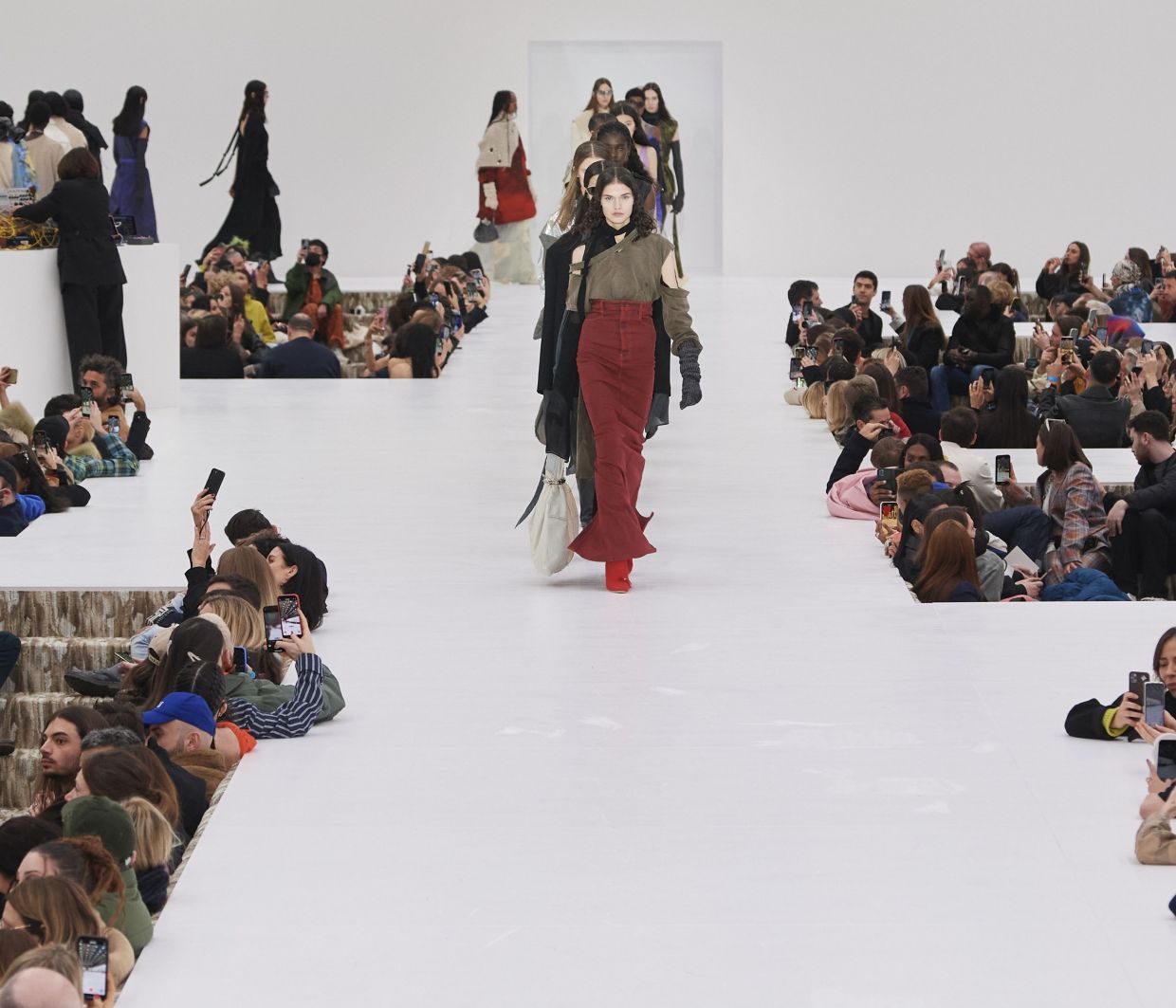 PFW: Η νέα Fall 2022 συλλογή της Acne Studios είναι ένας φόρος τιμής στα recycled denims