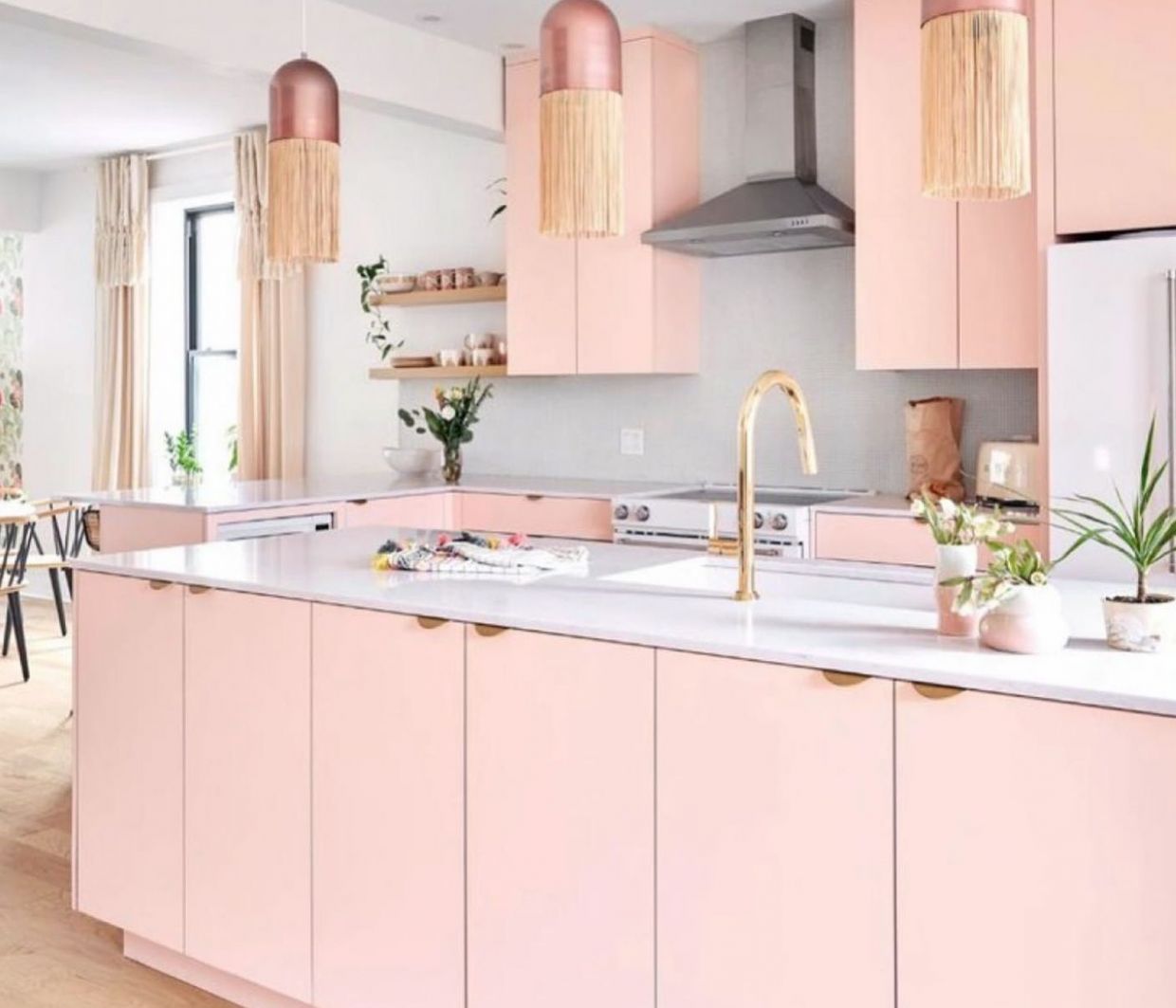 10 girly κουζίνες δίνουν έμπνευση και αποδεικνύουν γιατί η άνοιξη αγαπά το ροζ χρώμα