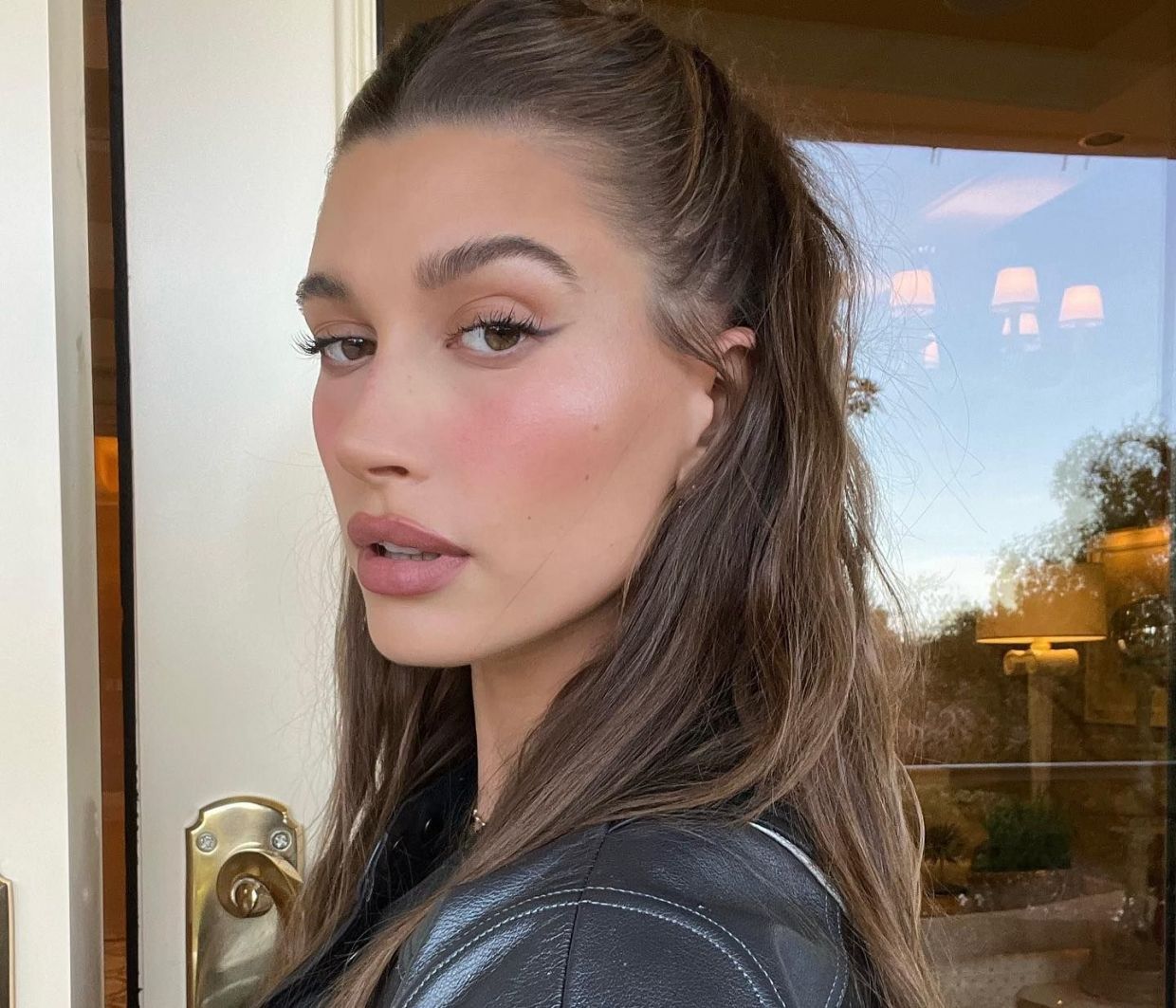 Το μυστικό της Hailey Bieber για juicy χείλη απαιτεί μόλις 15 δευτερόλεπτα