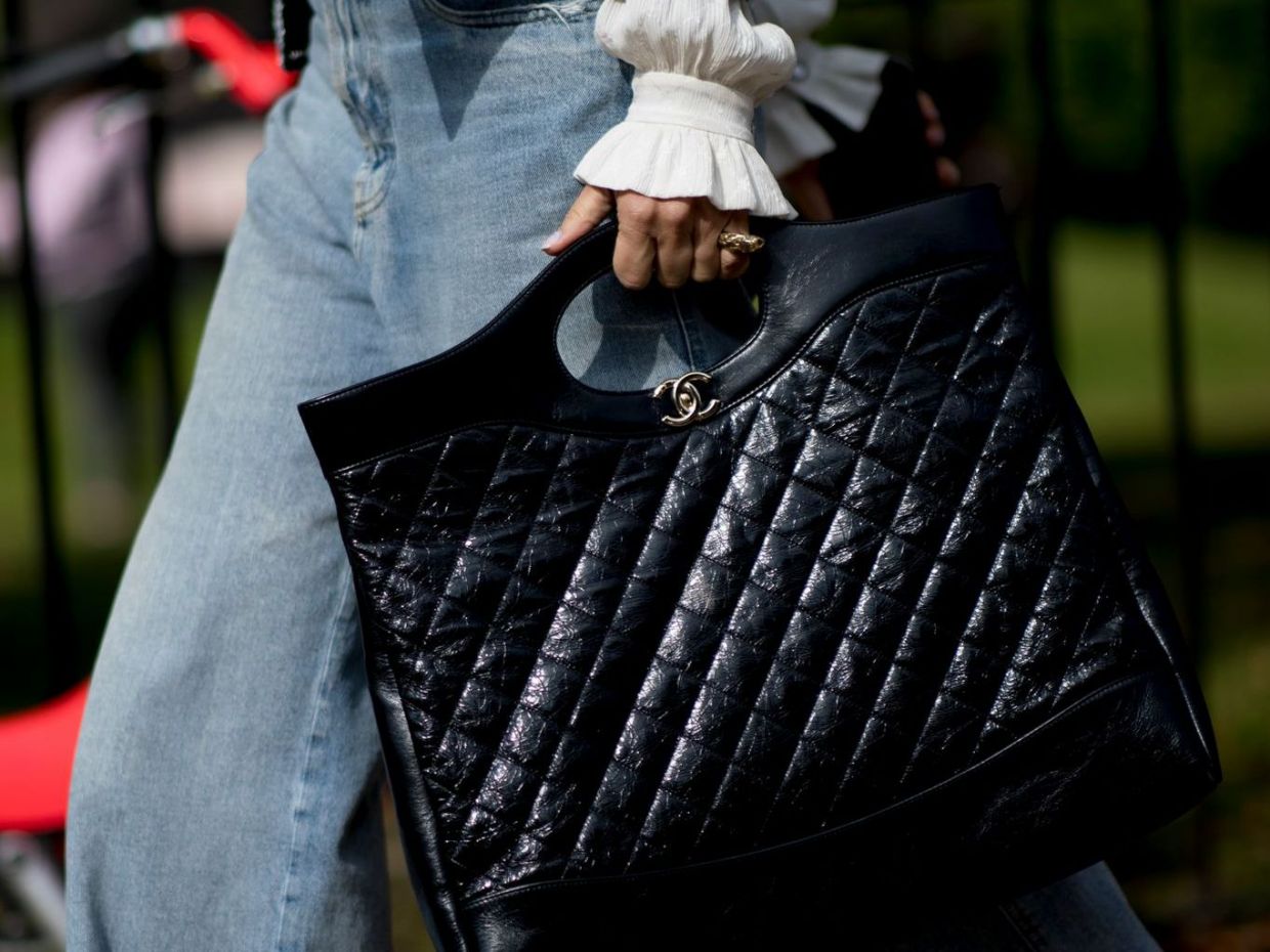 Jumbo tote bags: Αν σου έλειψε η αγαπημένη σου «τεράστια» τσάντα φόρεσε την όπως η Zoë Kravitz