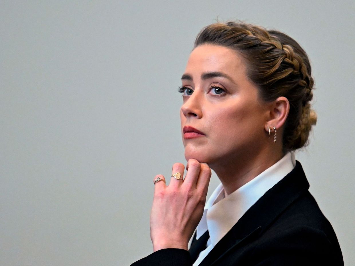 Η ψυχολόγος της Heard καταθέτει πως ο Depp κακοποιούσε σωματικά, σεξουαλικά και ψυχολογικά την Amber