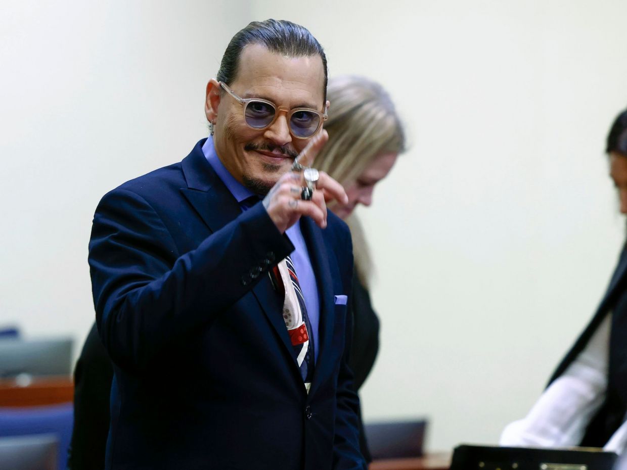 Ο Johnny Depp λέει την αλήθεια; Μία ειδικός στη γλώσσα του σώματος απαντά