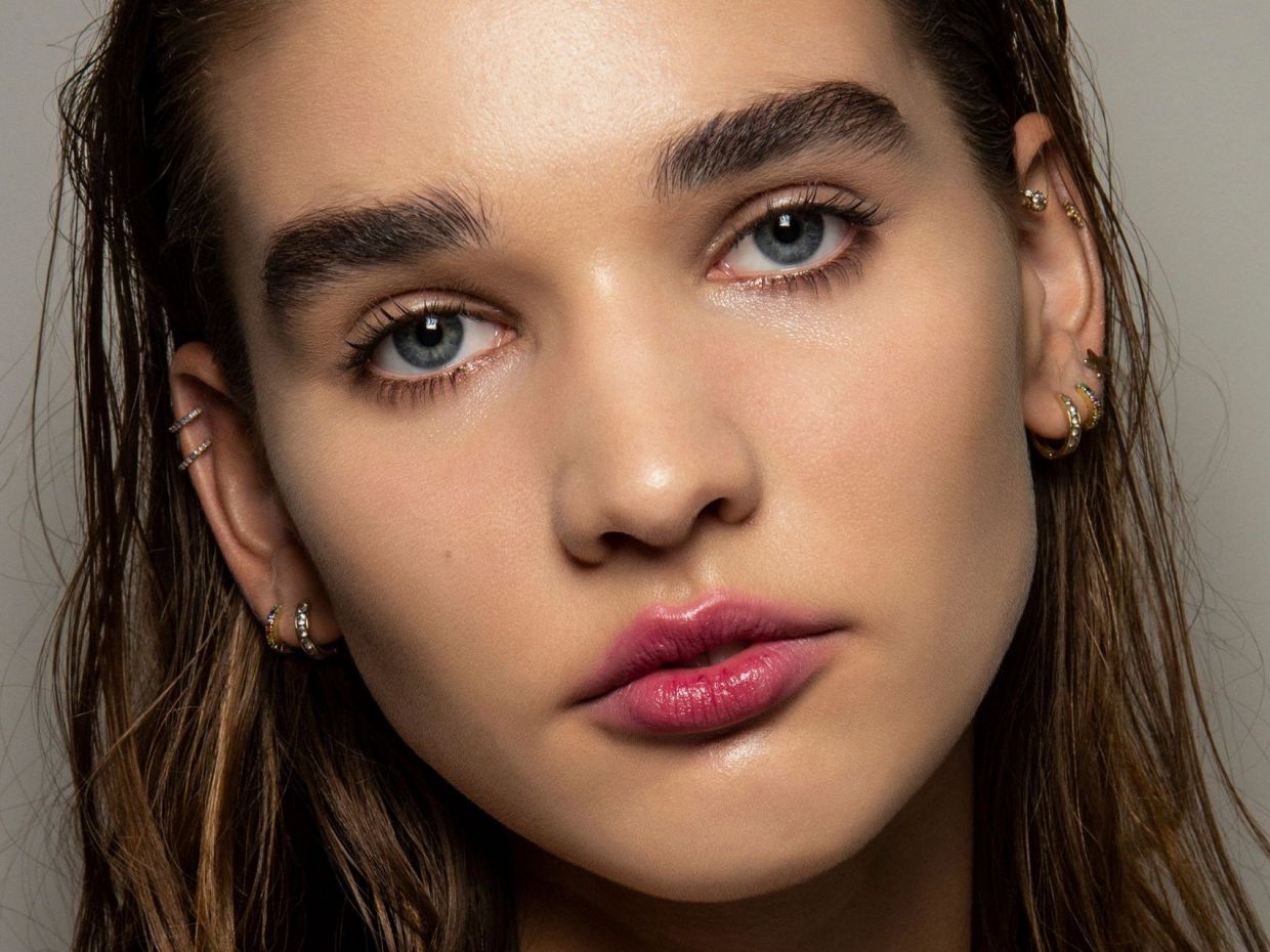 Off duty red: Lip stains και lip oils για «χαλαρά» looks με κόκκινα χείλη