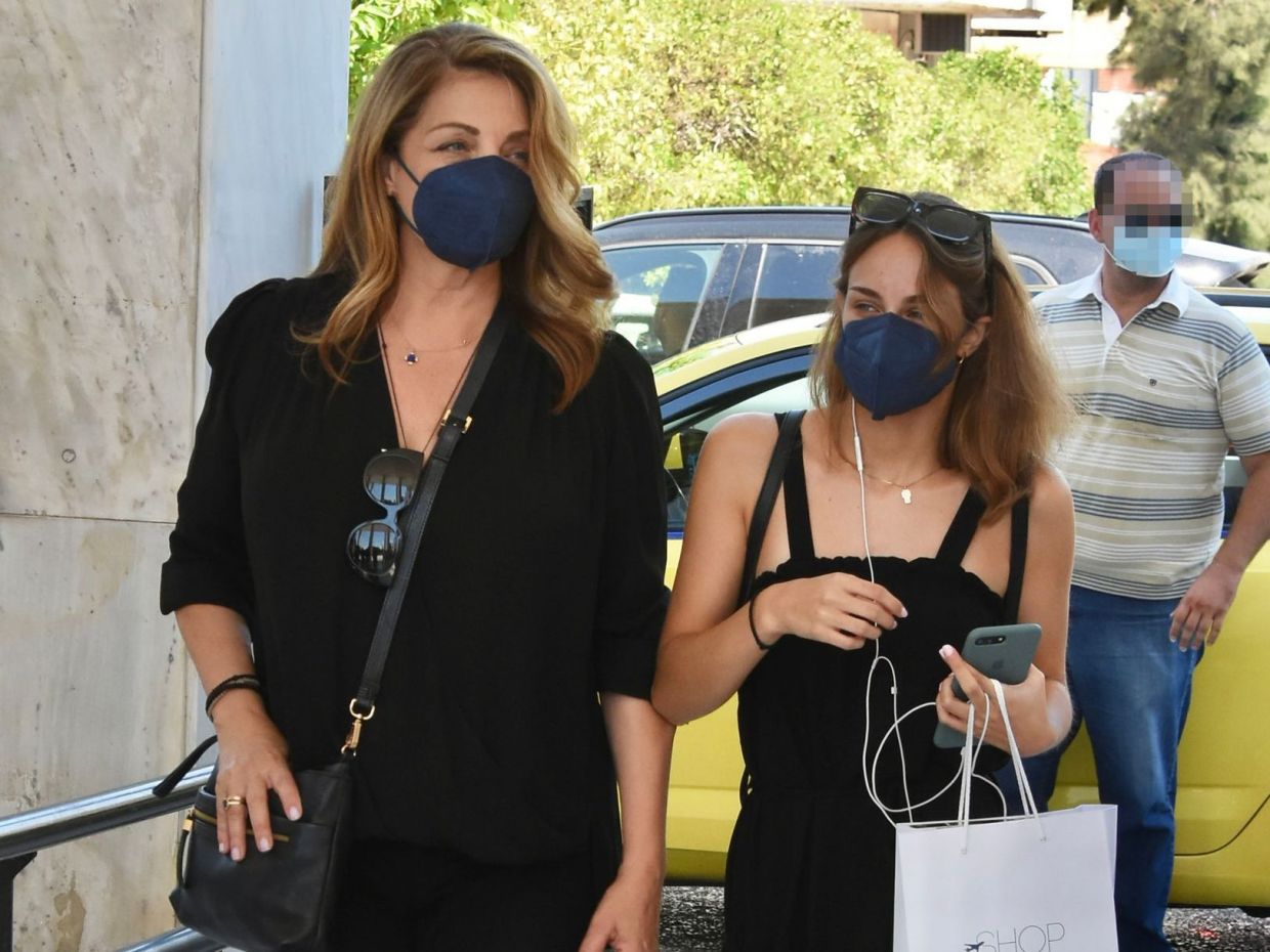 Βουρκωμένες η Μαρία Βοσκοπούλου και η Άντζελα Γκερέκου στο μνημόσυνο του Τόλη