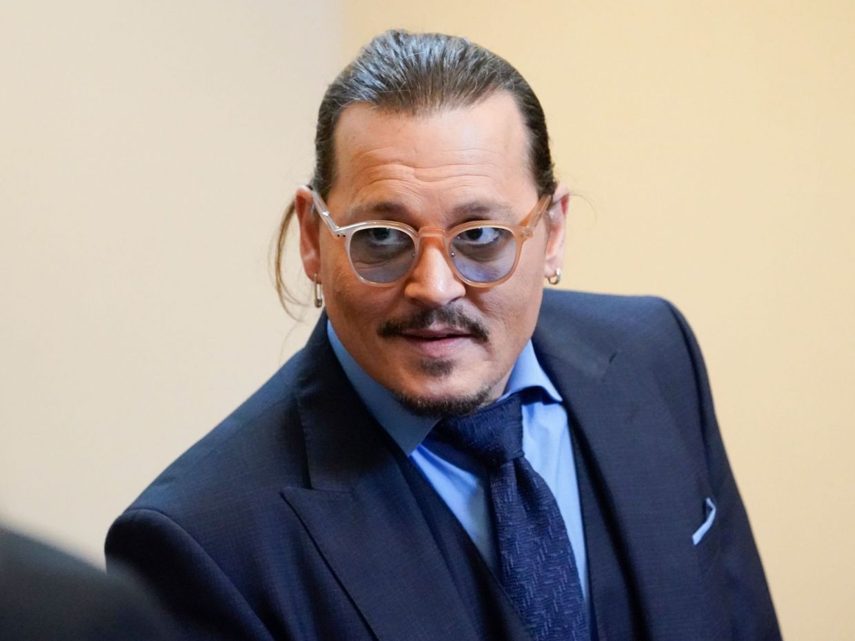 O Johnny Depp επιστρέφει στον κινηματογράφο ως «βασιλιάς» μετά τη δικαίωσή του. Γιατί έπρεπε