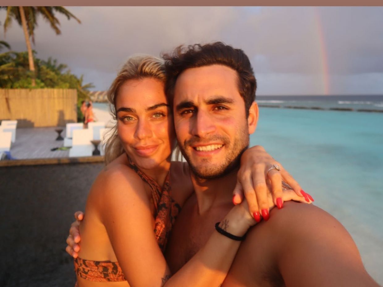 Κόνι Μεταξά-Μάριος Καπότσης: Οι νέες couple goals φωτογραφίες από το γαμήλιο ταξίδι στις Μαλδίβες