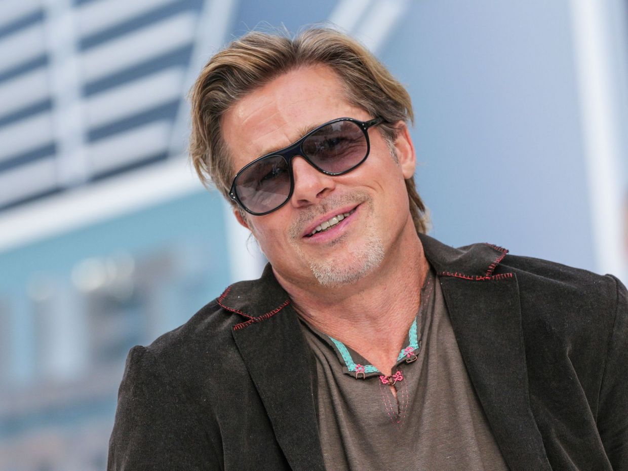 Σε άλλα νέα, ο Brad Pitt δυσκολεύεται να βρει κοπέλα και οι φίλοι τού κλείνουν ραντεβού με γνωστές