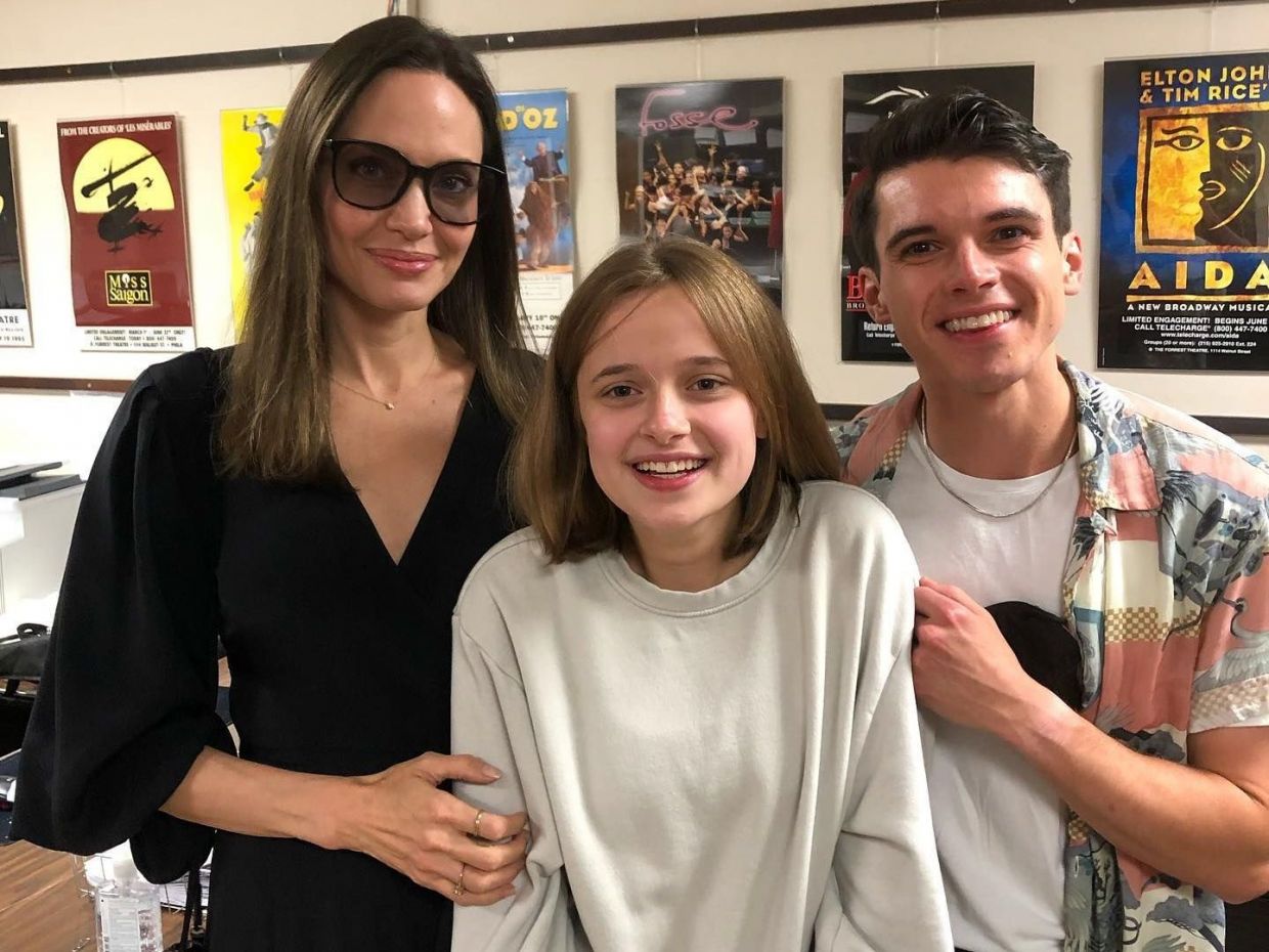 Η Angelina Jolie γνωρίζει στα παιδιά της τα είδωλά τους & μας θύμισε τις γιγαντοαφίσες στο δωμάτιο