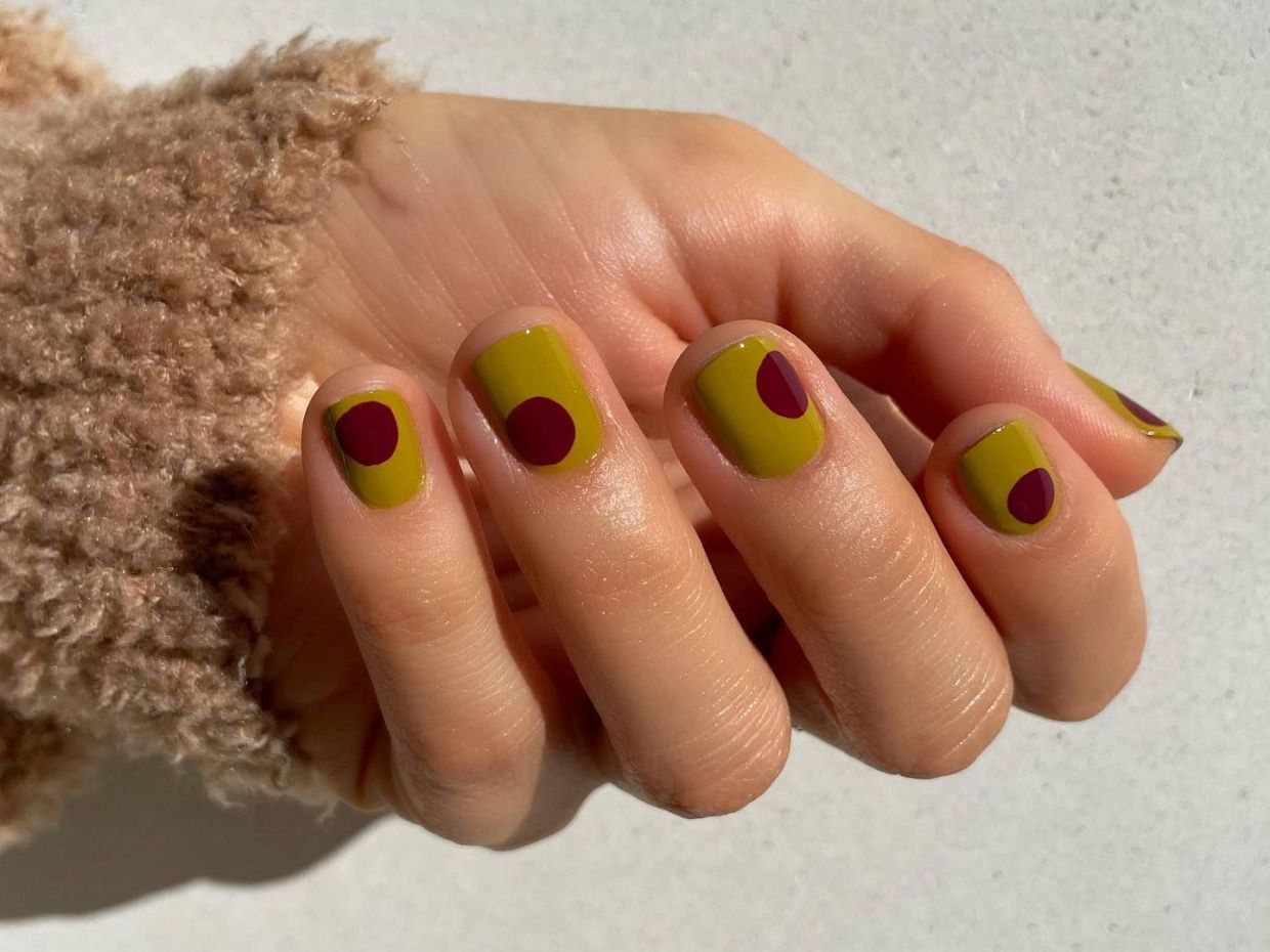 Dirty Martini Nails: Το αγαπημένο σου κοκτέιλ θα είναι το πιο hot μανικιούρ του φθινοπώρου