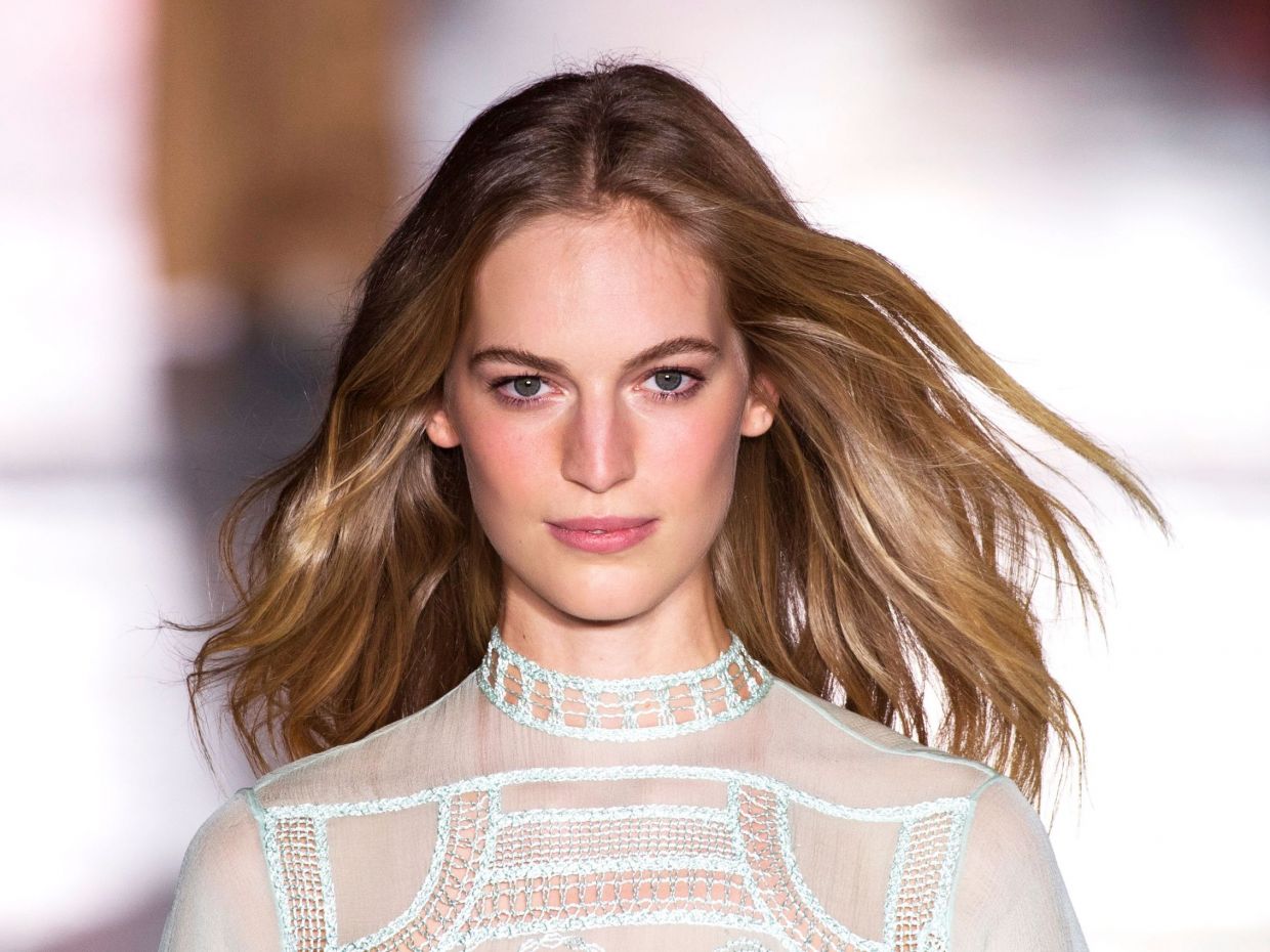 French Balayage για ομοιόμορφο φυσικό χρώμα στα μαλλιά σας!
