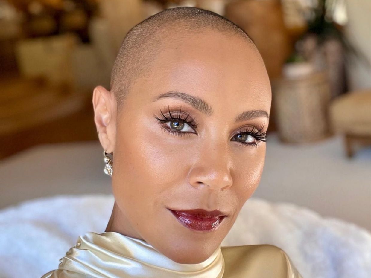 Η Jada Pinkett Smith αγκαλιάζει την ομορφιά του ξυρισμένου της κεφαλιού και συγκινεί τον κόσμο