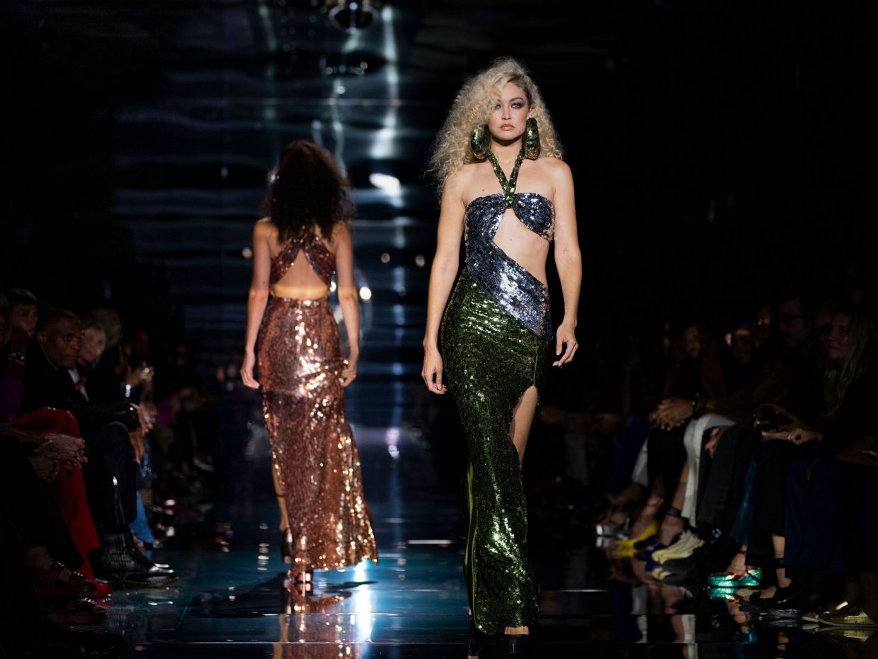 NYFW:Ο Tom Ford παρουσίασε τα highlights της καριέρας του σε μια συλλογή γεμάτη glam και αισθησιασμό