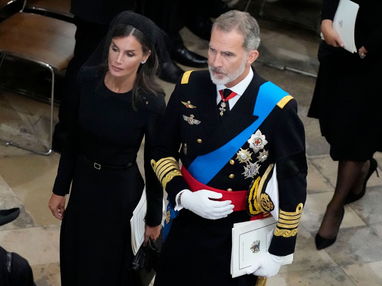 Η βασίλισσα Letizia με κομψό minimal σύνολο στην κηδεία της βασίλισσας Ελισάβετ