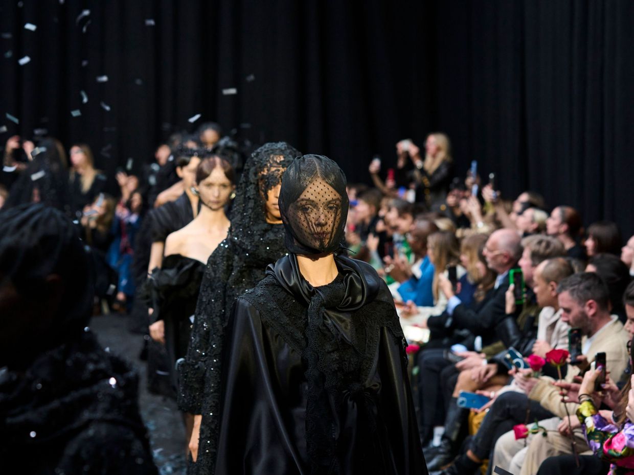 Richard Quinn Spring 2023: Ένα show-θρήνος που γιόρτασε το βασιλικό στυλ