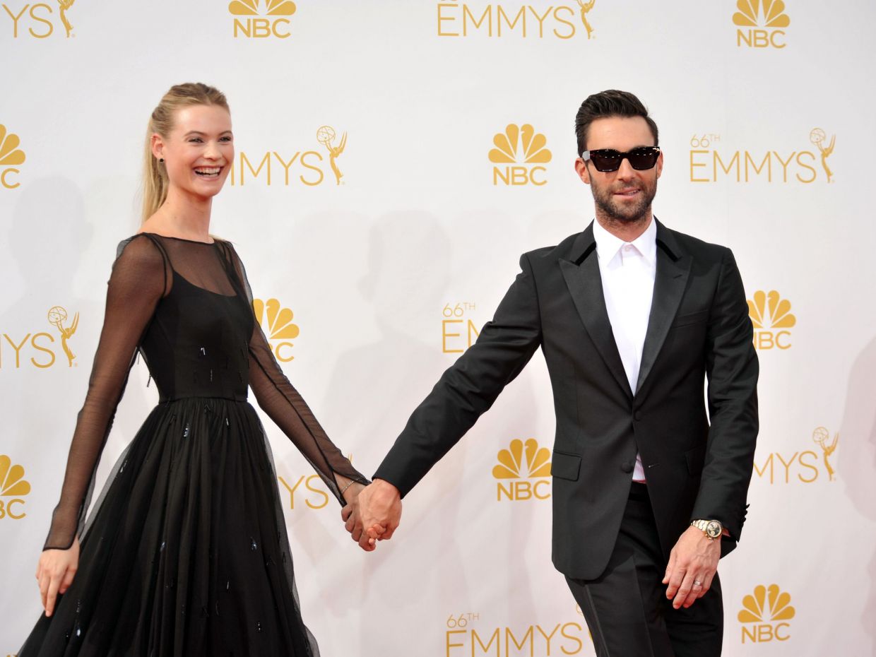 Τι κι αν ο Adam Levine έστελνε ακατάλληλα μηνύματα σε άλλες, η Behati Prinsloo τον στηρίζει φουλ