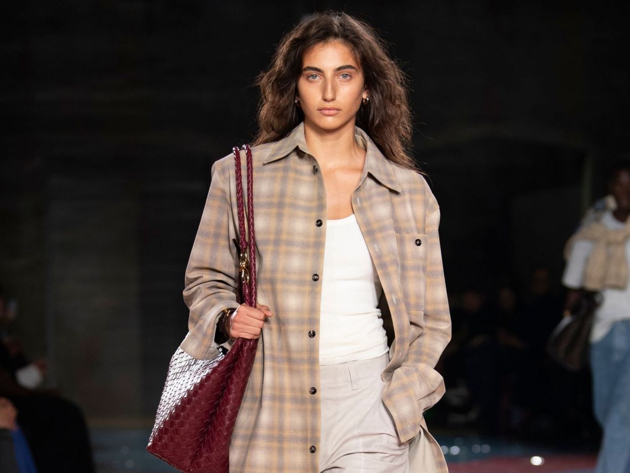 Ο οίκος Bottega Veneta έπιασε ξανά το νήμα της πιο cool συλλογής στην Εβδομάδα Μόδας του Μιλάνου