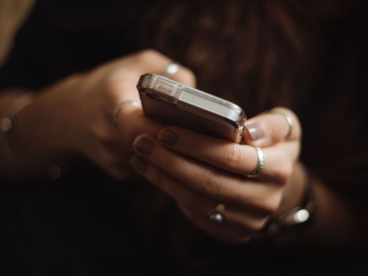 Δεν είναι χαριτωμένο, είναι stalking & αυτά είναι τα προειδοποιητικά σημάδια που πρέπει να προσέξεις