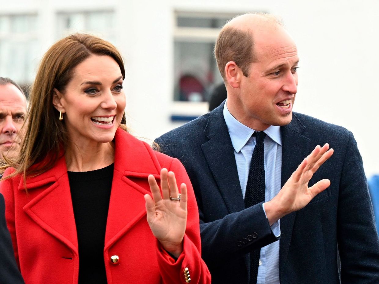 Ο πρίγκιπας William μαθαίνει Ουαλικά και η Kate φόρεσε κατακόκκινο παλτό μετά από 20 μέρες πένθους