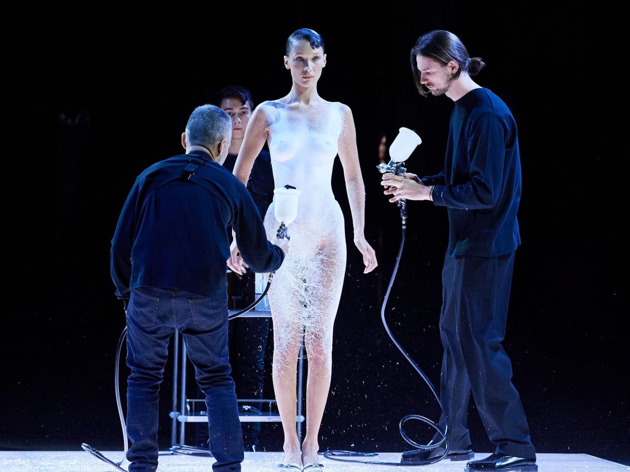 Η Bella Hadid έγινε η απόλυτη μούσα στο ιστορικό show του Coperni και δεν ήταν καμία έκπληξη