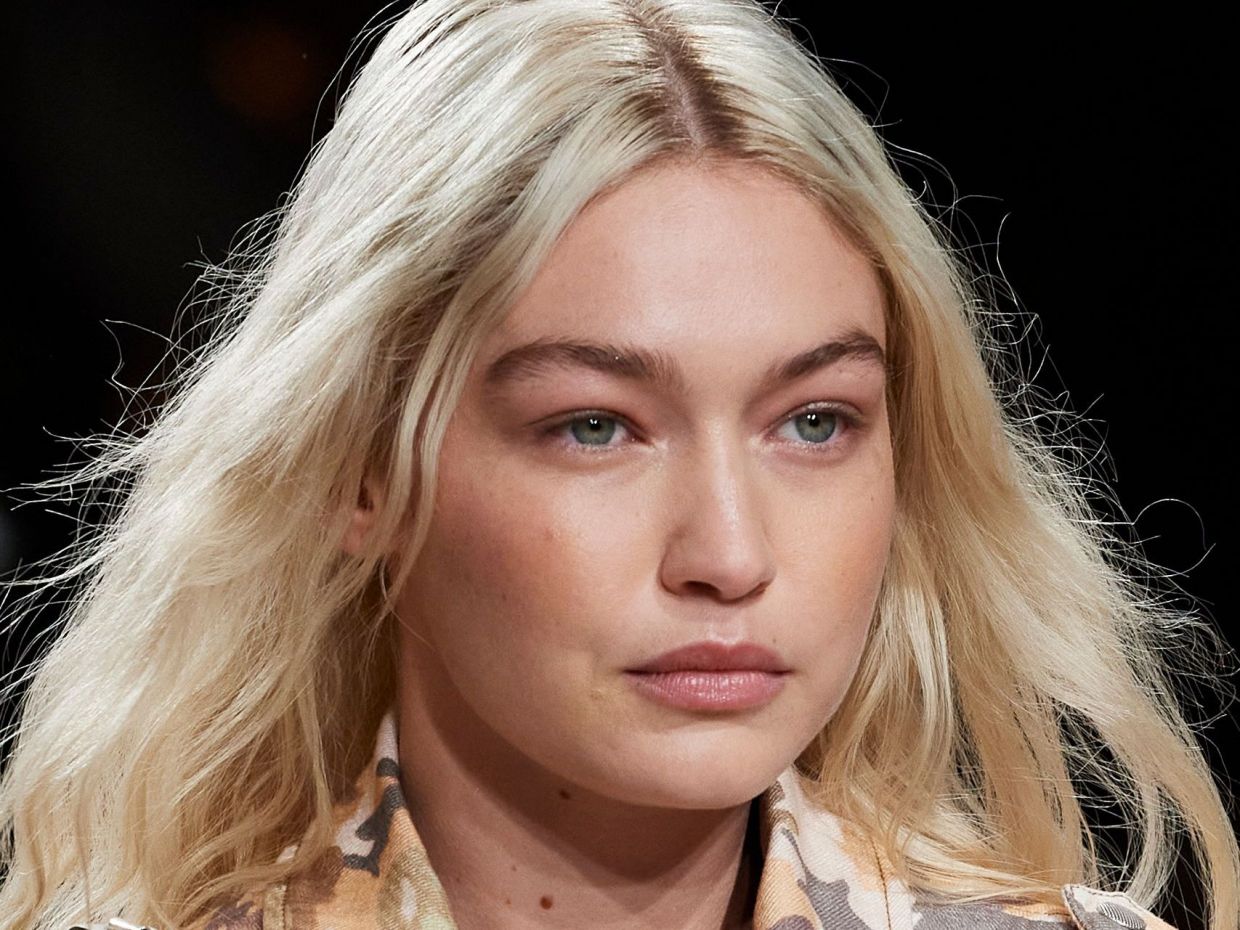 Clean girl: Η τάση ομορφιάς που έγινε viral στο TikTok και κυριάρχησε στις Εβδομάδες Μόδας