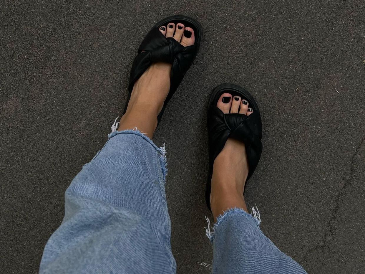 Pedi lovers: Οι πιο ωραίες αποχρώσεις βερνικιών για super chic πεντικιούρ και το φθινόπωρο