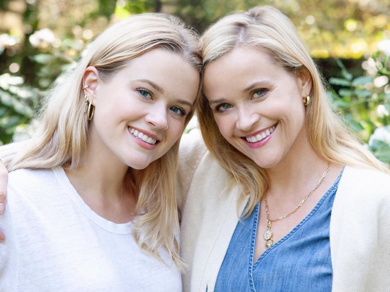 Η Reese Witherspoon πιστεύει ότι δε μοιάζει με τη «mini me» κόρη της και μάλλον μας κοροϊδεύει