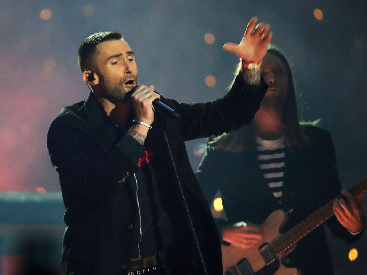 Το SNL έβαλε στόχο τον Adam Levine για το σκάνδαλο με τα μηνύματα και δεν τον λυπήθηκε καθόλου