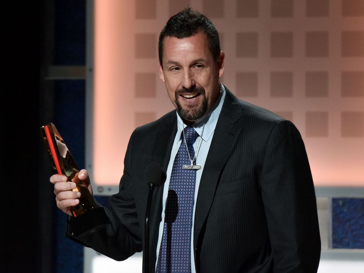 Ο Adam Sandler εμφανίστηκε σε δημόσιο γεγονός με μπαστούνι - Τι συνέβη;