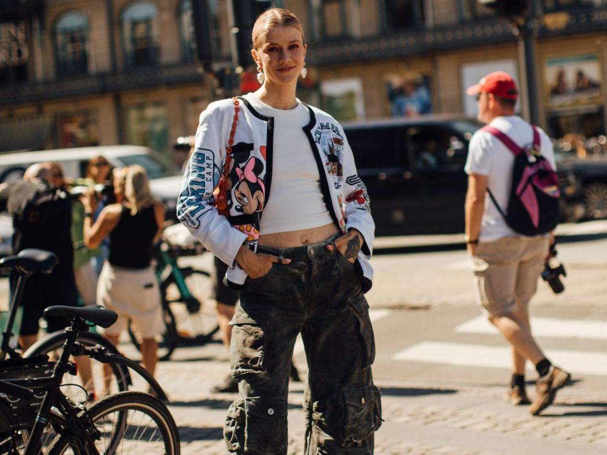 Cargo pants: Οι πιο stylish προτάσεις για να φορέσεις το παντελόνι της σεζόν πρωί και βράδυ