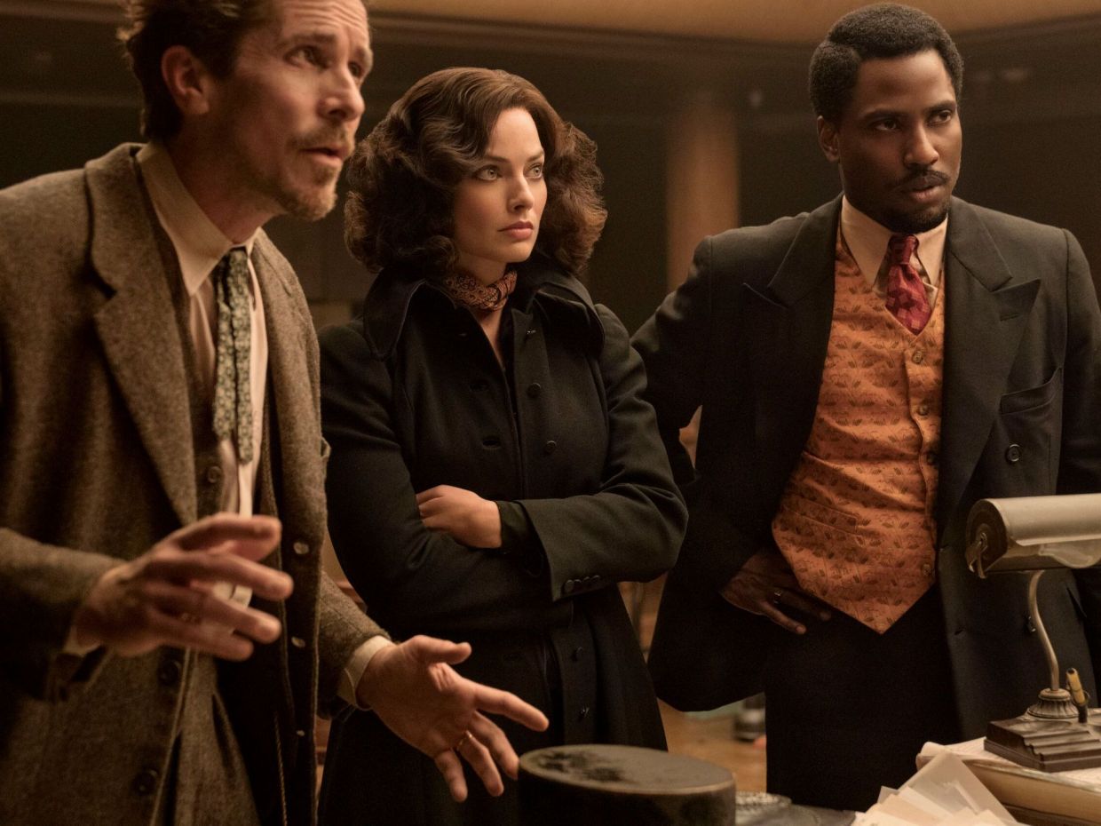 Η Zoe Saldana θα σε κάνει να ερωτευτείς την ταινία «Amsterdam» (αν δεν το έχεις κάνει ήδη)