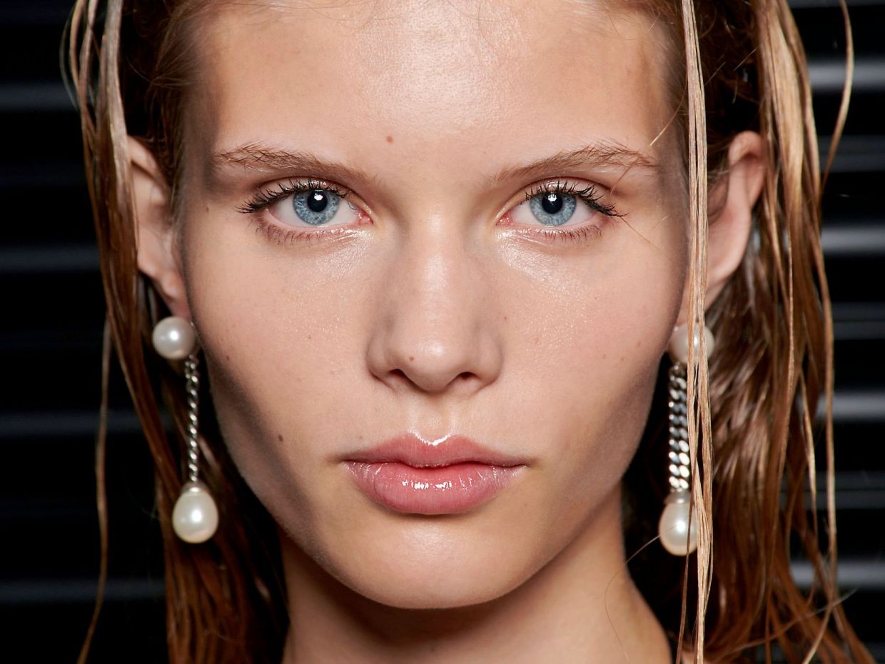 Wet lips: Πώς θα πετύχεις το απόλυτο trend που θα σου χαρίσει juicy & βελούδινα χείλη