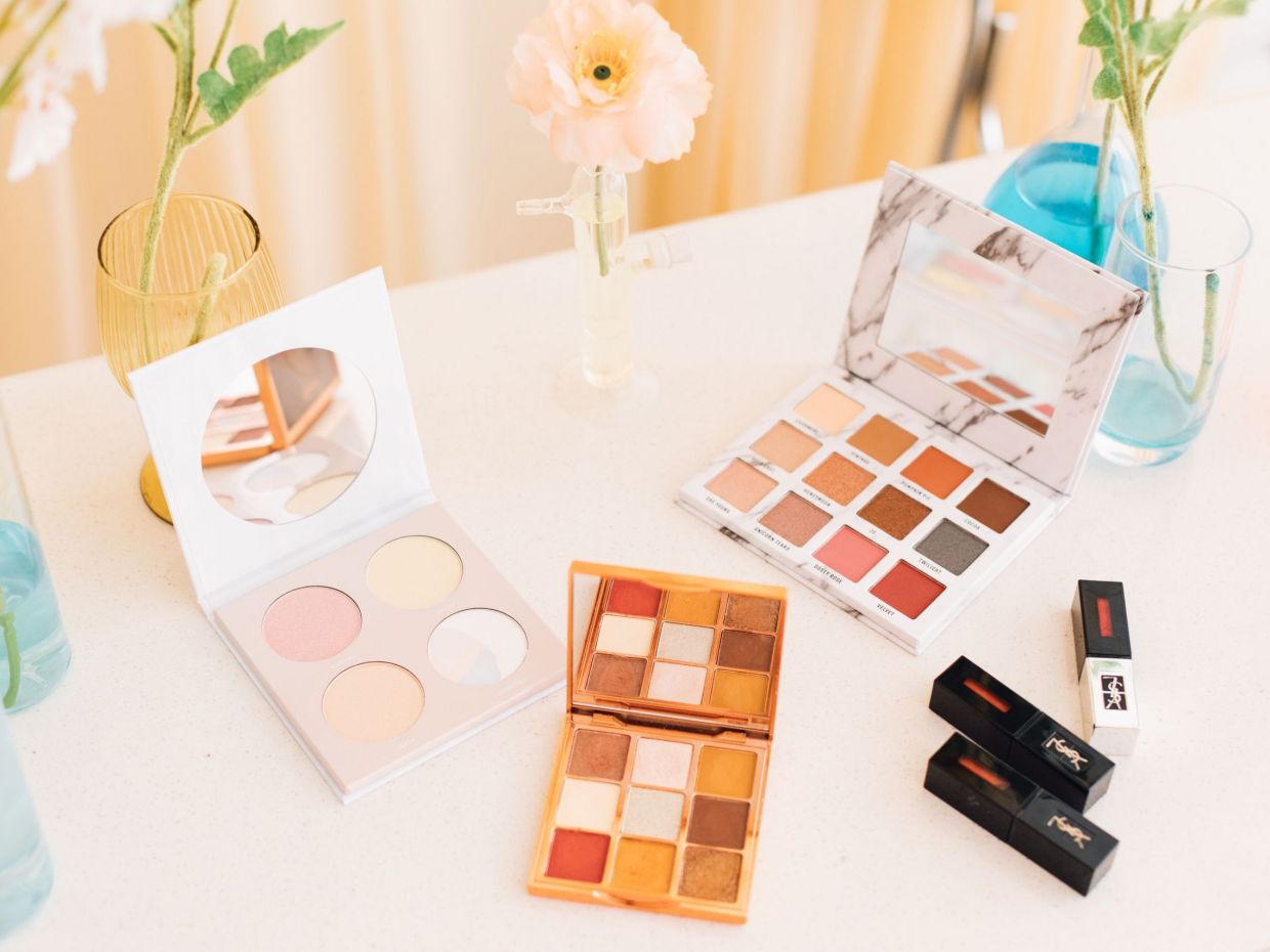 Cyber Monday calling! 10 υπέροχα beauty items που θα σου φτιάξουν τη διάθεση & το look