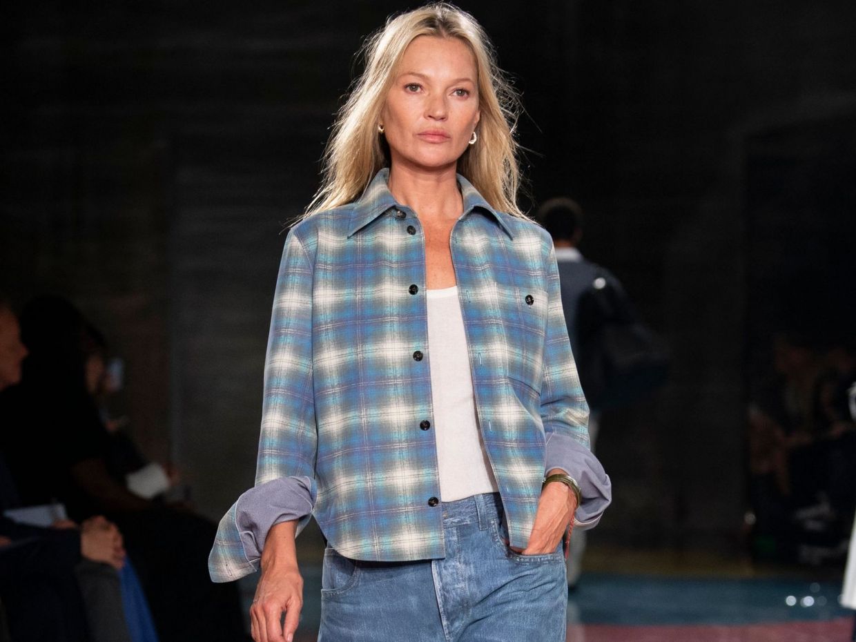 Faux denim: Και όμως το «ψεύτικο» τζιν θα γίνει το επόμενο αγαπημένο σου παντελόνι