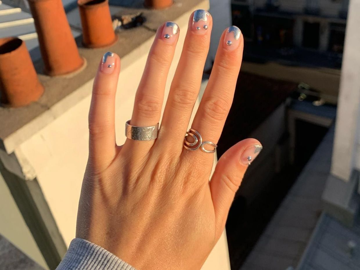 Άσε το χρυσό και πες «ναι» στα silver nails τα Χριστούγεννα - 10 σχέδια για να διαλέξεις