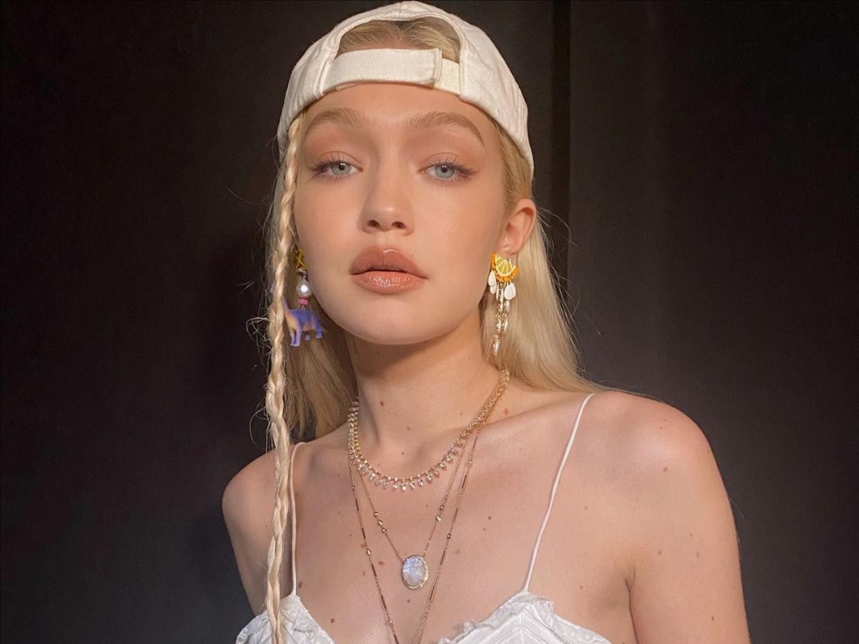 Η Gigi Hadid δηλώνει «skirt person» και οι τάσεις στις φούστες της σεζόν τη δικαιώνουν