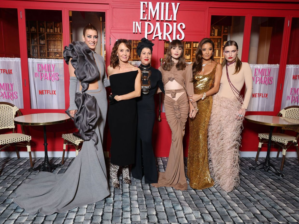 Emily in Paris: Lily Collins & Ashley Park έλαμψαν στο κόκκινο χαλί- Τα εντυπωσιακά looks